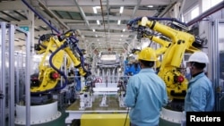 中国政府组织记者参观上海爱驰汽车有限公司的车间。(2021年1月14日)
