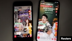 在阿里巴巴淘宝app上做直播的两名直播员。左图为薇娅(左),右图为李佳琦。(2021年12月14日)