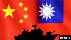 军舰与中国和台湾旗帜。(路透社示意图)