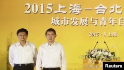 台北市长柯文哲(左)2015年8月18日在上海出席双城论坛时与届时的上海市长杨雄合影。