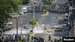 2021年3月2日,军方介入仰光的反军事政变抗议活动。照片是从玻璃窗后拍摄。(路透社)
