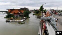 中国南方地区正遭遇暴雨和致命洪水,不仅洞庭湖溃堤,几天前,江西省九江市洪峰淹没当地建物,居民只能无奈望着洪水。(资料照:2024年7月2日)