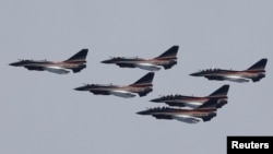 资料照:中国空军歼10战机表演队参加巴基斯坦阅兵日前的彩排。(2019年3月18日)