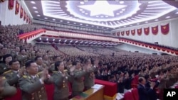 2016年5月6日,朝鲜官方电视台的电视画面截图中,朝鲜劳动党代表起立鼓掌。