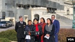 民主党联邦众议员赵美心(Rep. Judy Chu, D-CA)2020年2月28日在国会山前召开记者会,呼吁各界防疫当前停止散播仇视亚裔言论。(美国之音李逸华拍摄)