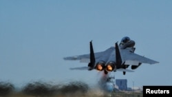 2017年4月27日,在韩国群山空军基地举行的Max Thunder 17演习期间,韩国空军F-15鹰式战斗机起飞的画面(资料图片)。