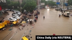 河南郑州市暴雨后洪水泛滥的街道 (2021年7月20日)
