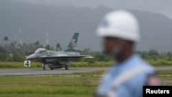 一架印尼F-16 C战机抵达纳土纳岛上的一个空军基地 ( 2020年1月7日)