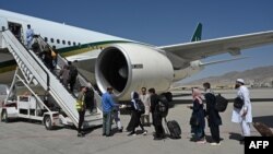 巴基斯坦国际航空班机在阿富汗首都喀布尔机场等待乘客登机(2021年9月13日)