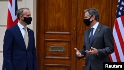 美国国务卿布林肯(右)与英国外交大臣拉布在伦敦举行双边会谈。(2021年5月3日)