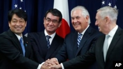 (左起) 日本防务大臣小野寺五典,日本外务大臣河野太郎,美国国务卿蒂勒森和美国国防部长马蒂斯在美国国务院召开美日国防和外交会谈 (2017年78月17日)