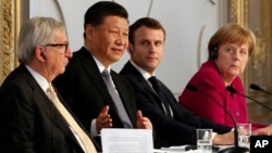 欧盟委员会主席容克(左一)、中国国家主席习近平(左二)、法国总统马克龙(右二) 和德国总理默克尔2019年3月26日在法国巴黎爱丽舍宫出席记者会。