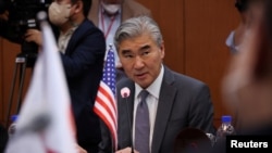 资料照:美国朝鲜事务特别代表金圣(Sung Kim)在韩国首尔与韩日两国特使举行的一次会议上讲话。(2022年6月3日)