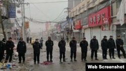 北京城乡接合部拆迁现场执勤的警察。(网络截图)