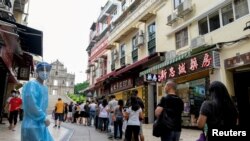 资料照片:澳门居民进行新冠病毒检测。