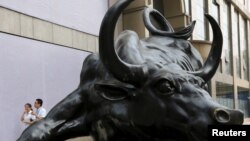 中国北京金融区一家投资公司门前的牛雕塑。(2015年7月10日)