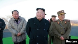朝鲜官媒发布的朝鲜领导人金正恩视察洲际火箭发射基地。(资料照片)