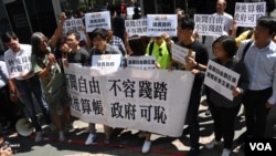 香港民阵示威抗议政府拒绝续发工作签证给外国记者协会副主席马凯。(美国之音汤惠芸拍摄)