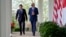 Presiden Joe Biden dan Perdana Menteri Jepang Fumio Kishida berjalan dari Kantor Oval menuju konferensi pers di Taman Mawar Gedung Putih, Rabu, 10 April 2024, di Washington. (Foto: AP)