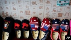 北京一家商店出售的有着中国地图和美国国旗图样的中国制造童鞋。(2018年7月13日)