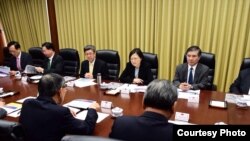 台湾总统当选人蔡英文(中)2016年4月29日在台湾外交部听取简报(台湾民主进步党网站)