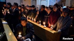 中国山西太原的一处天主教会教徒在做复活节烛光弥撒。(2013年3月30日)