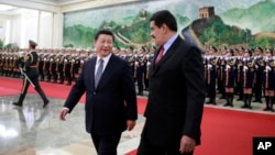 中国国家主席习近平和委内瑞拉总统马杜罗在北京人民大会堂检阅仪仗队(2015年1月7日)