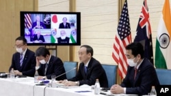 日本前首相菅义伟(右二)在日本东京出席美日澳印四国集团领导人的视频峰会(2021年3月12日)