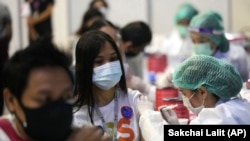 一名泰国医护人员正为一名泰国女性接种中国的科兴疫苗。(2021年5月31日)
