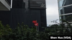 香港特区政府总部院内的中国国旗和香港特区区旗。(美国之音记者申华 拍摄)