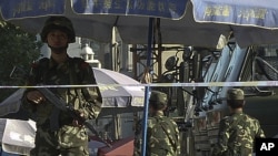 中国一名武装警察在新疆喀什街头站岗(资料照片)。